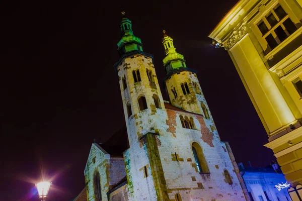 Krakow old city at night St. Marys Church at night. Krakow Poland. — Stock Photo, Image