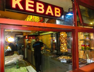 Krakow, Polonya - 29 Aralık 2017: neon yazıtları duvar Türk Cafe