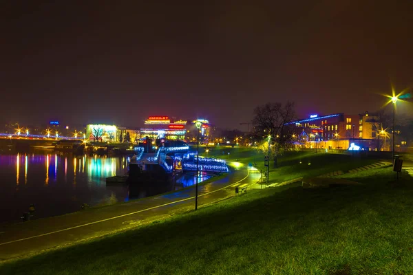 クラクフの有名な都市の古い絵のような堤防で雨の夜にクラクフ、ポーランド - 2017 年 12 月 29 日: 散歩 — ストック写真