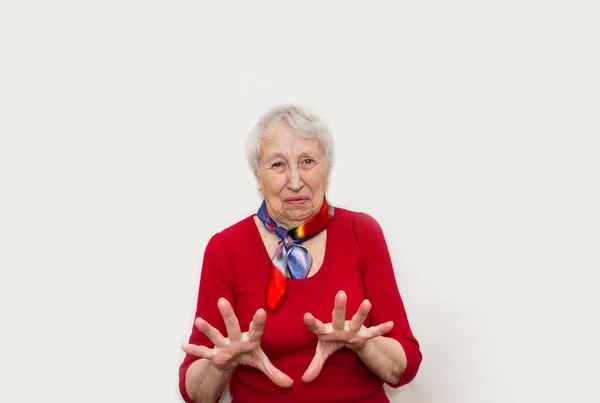 Retrato de estudio de mujer mayor con concepto de asco — Foto de Stock