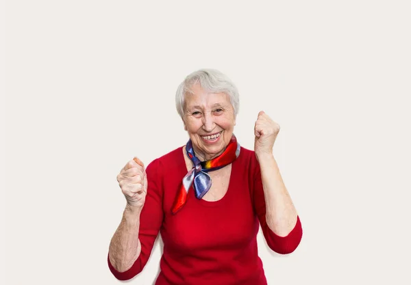 Портрет счастливой пожилой женщины, смеющейся — стоковое фото