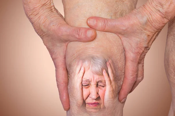 Femme âgée tenant le genou avec douleur . — Photo