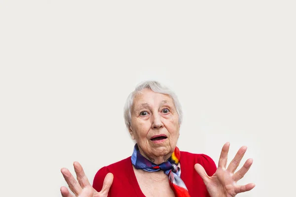 Primer plano de una mujer mayor con emoción de horror —  Fotos de Stock