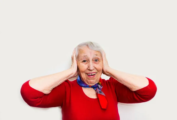 Vecchia donna con espressione sorpresa sul viso — Foto Stock
