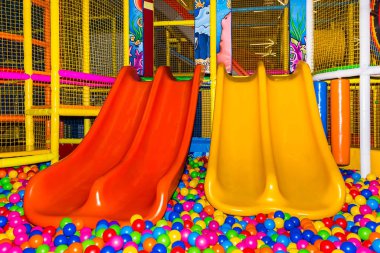 bir slayt ve eğlence merkezi renkli topları ile büyük çocuk oyun odası