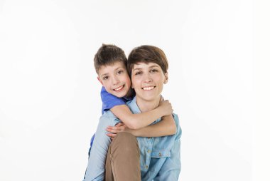 Anneler günü kavramı: mutlu anne ve oğlu gülümseyen