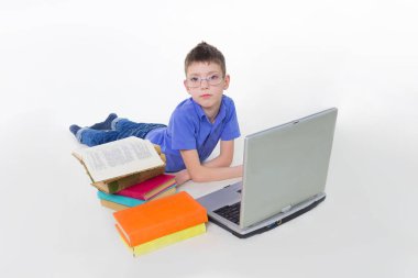 Wiyh Kitaplar yalan ve tipik dizüstü klavye üzerinde sevimli öğrenci portresi