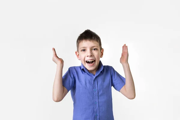 Portret van lachende tiener jongen. Gelukkig tiener met t-shirt. — Stockfoto