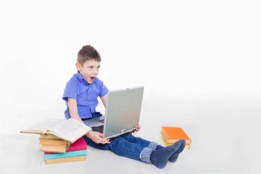 Kitaplar ile oturma ve tipik dizüstü klavye üzerinde sevimli öğrenci portresi