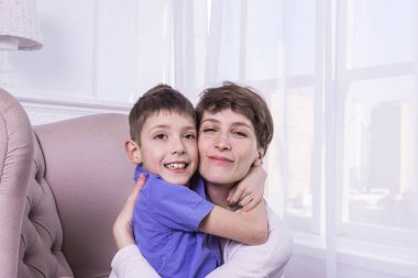 Anneler günü kavramı: mutlu anne ve oğlu gülümseyen