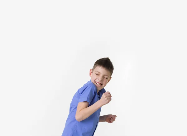 Portret van lachende tiener jongen. Gelukkig tiener met t-shirt. — Stockfoto