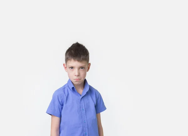 흰색 배경 위에 스튜디오에서 포즈 잘생긴 8 년 오래 된 소년. — 스톡 사진