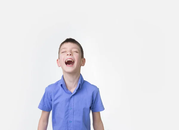 Portret van lachende tiener jongen. Gelukkig tiener met t-shirt. — Stockfoto