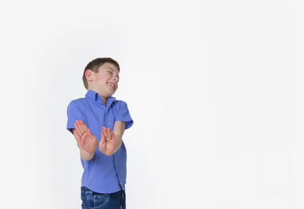 一个年轻的男孩制作站姿态在白色背景上的肖像 — 图库照片