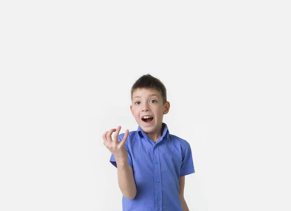 Portret van lachende tiener jongen. Gelukkig tiener met t-shirt. — Stockfoto