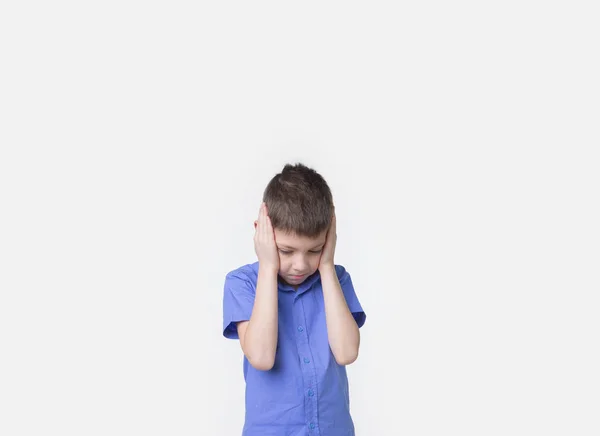 Yakın çekim bir genç çocuk beyaz bir arka plan üzerinde izole bir baş ağrısı ile — Stok fotoğraf