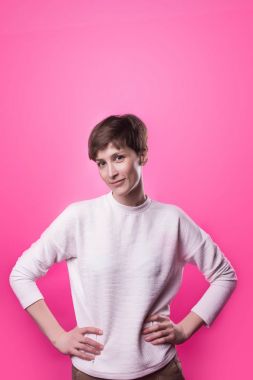 Önden Görünüm son derece mutlu ve gülen genç kızın. Şirin şık model