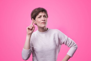 Tüm hatırlıyorum. Düşünmeme izin ver. Şüphe kavramı. Bir şeyler hatırlamaya şüpheli, düşünceli kadın.