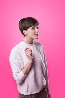 Düşünmeme izin ver. Şüphe kavramı. Düşünceli ifade kararı ile şüpheli dalgın kadın.