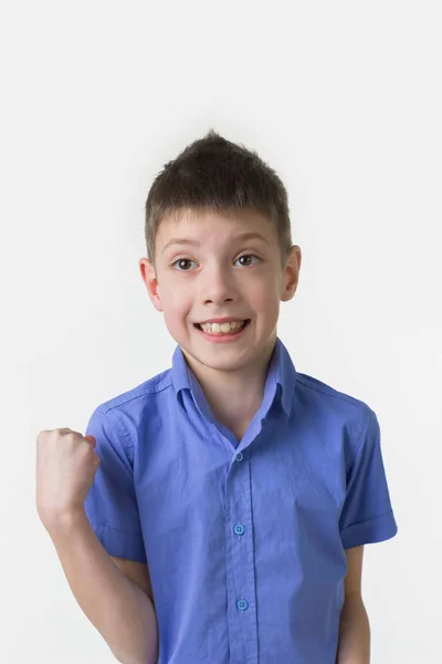 Portret van een knappe jonge tiener jongen winnen op witte achtergrond — Stockfoto