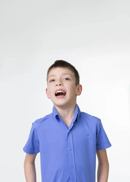 Portrait of shouting teen boy. Happy teenager wearing t-shirt. — Stock Photo, Image
