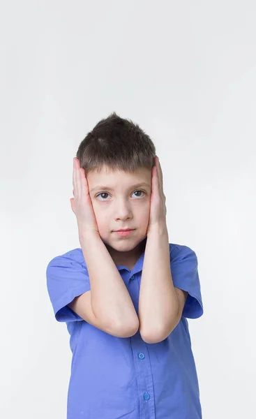 Close-up van een tiener met een hoofdpijn, geïsoleerd op een witte achtergrond — Stockfoto