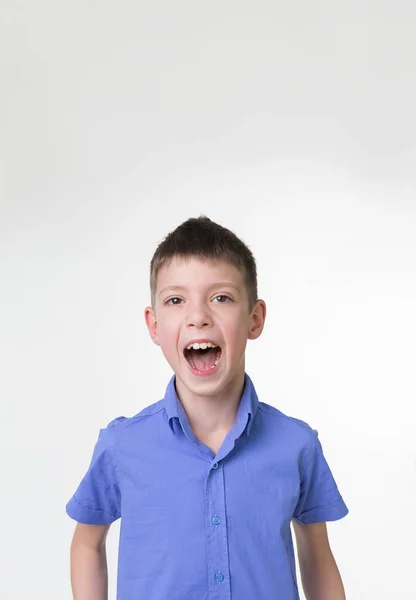 Portret van schreeuwen tiener jongen. Gelukkig tiener met t-shirt. — Stockfoto