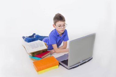 Kitaplar ile oturma ve tipik dizüstü klavye üzerinde sevimli öğrenci portresi