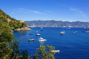 Ceneviz 'de Portofino yakınlarındaki kumsal mavi gökyüzü ve deniz arka planında