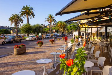 Rapallo, İtalya - 17 Eylül 2019: İtalya 'daki Rapallo' da dinlenen insanlar.