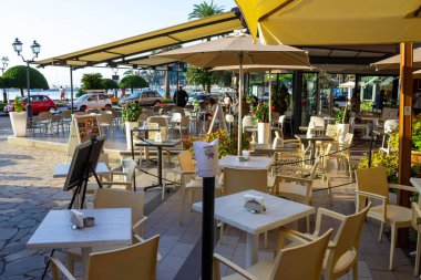 Rapallo, İtalya - 17 Eylül 2019: İtalya 'daki Rapallo' da dinlenen insanlar.