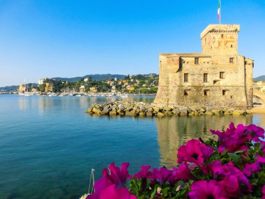 deniz İtalyan bayrağı İtalyan kaleleri - Rapallo kalesi , Portofino İtalya yakınlarındaki Liguria Cenova Tigullio körfezi .