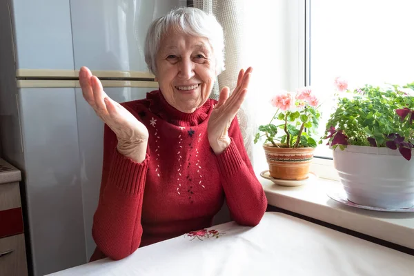 Retrato de una mujer mayor sonriente, mirando a la cámara. — Foto de Stock