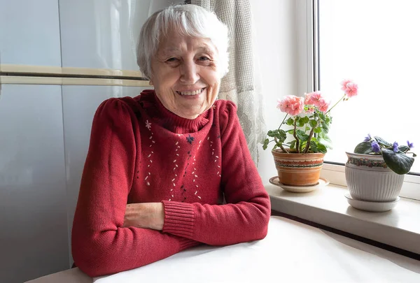 Retrato de una mujer mayor sonriente, mirando a la cámara. — Foto de Stock