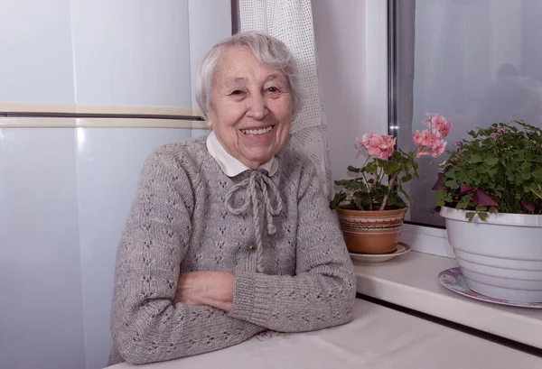 Retrato de mulher sênior sorridente, olhando para a câmera. — Fotografia de Stock