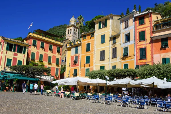 Hermosa bahía con coloridas casas en Portofino, Liguria, Italia — Foto de Stock