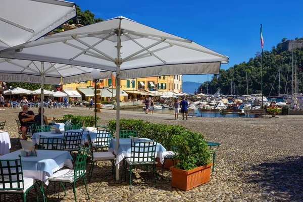 Portofino, Itálie - 13. září 2019: Krásný záliv s barevnými domy v Portofinu, Ligurie, Itálie — Stock fotografie