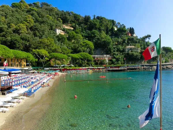Пляж известный как paraggi около portofino в Генуе на голубом небе и на морском фоне — стоковое фото