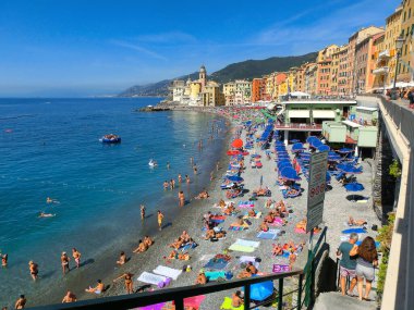 Camogli, İtalya - 15 Eylül 2019: Güneşli yaz gününde insanlar Camogli plajında dinleniyor