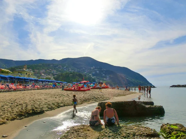 Moneglia, Italia - 15 de septiembre de 2019: La costa de Moneglia con el pueblo en la playa de arena — Foto de Stock