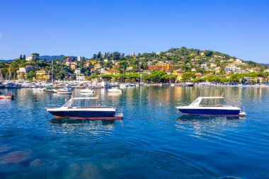 Santa Margherita Ligure, Liguria Italia - kıyıları denizden izliyor..
