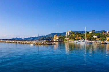 Santa Margherita Ligure, Liguria Italia - kıyıları denizden izliyor..