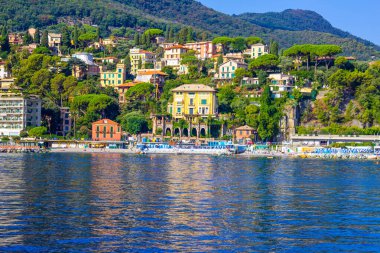 Santa Margherita Ligure, Liguria Italia - kıyıları denizden izliyor..