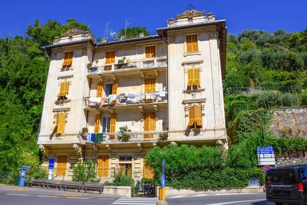 Beautiful traditional street with flowers of the Portofino, Liguria, Italy — Stock Photo, Image