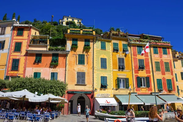 Portofino, Italia - 13 settembre 2019: Bella baia con case colorate a Portofino, Liguria, Italia — Foto Stock