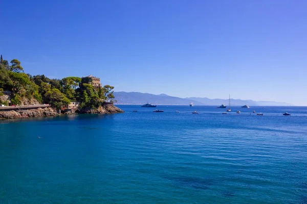 Der Strand in der Nähe von Portofino in Genua vor blauem Himmel und Meeresgrund — Stockfoto