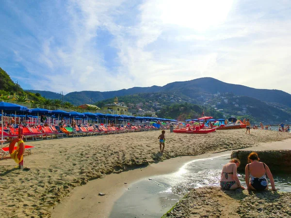 Moneglia, Italia - 15 de septiembre de 2019: La costa de Moneglia con el pueblo en la playa de arena — Foto de Stock