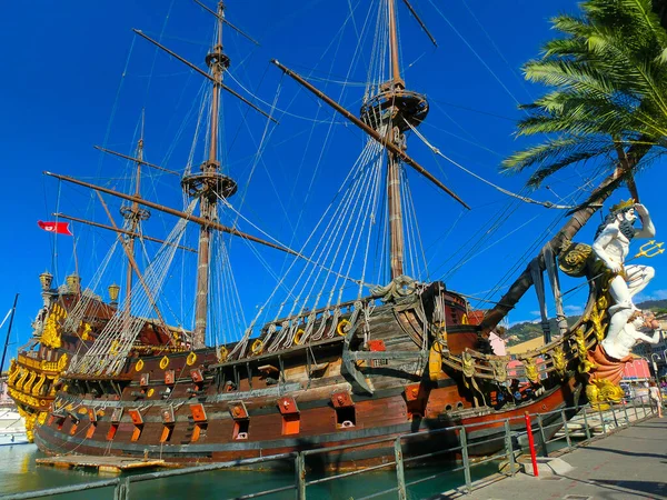 Genua, italien - 11. september 2019: galeone neptune piratenschiff in genua porto antico, italien. — Stockfoto