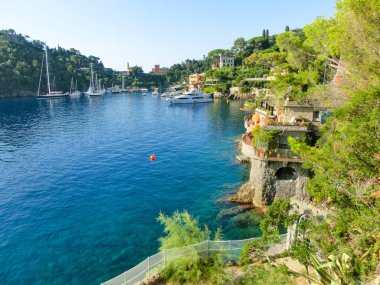 İtalya 'da Portofino yakınlarında deniz kenarındaki villalar
