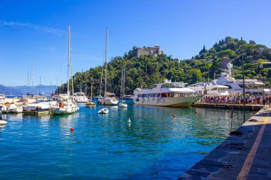 Portofino, İtalya - 13 Eylül 2019: Portofino, Liguria, İtalya 'da çiçekli güzel körfez